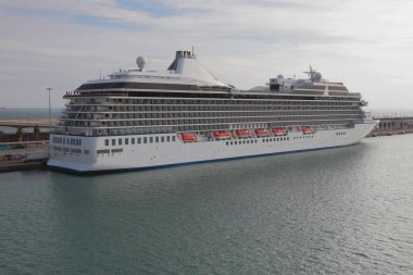 Cruise gemisi üzerinde park yerinde demirleme. Barcelona, İspanya