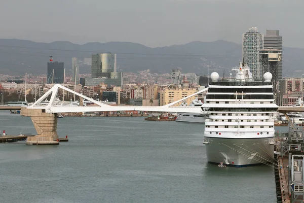 Crucero en estacionamiento en puerto. Barcelona, España — Foto de Stock
