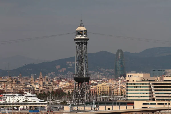 Tower of ropeway i miasto. Barcelona, Hiszpania — Zdjęcie stockowe