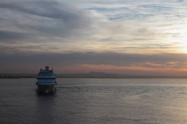 Amanecer y crucero. Palma de Mallorca, España — Foto de Stock