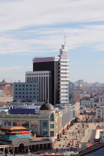 Peterburgskaya Street - calle parcialmente peatonal en el centro de Kazán, Rusia —  Fotos de Stock