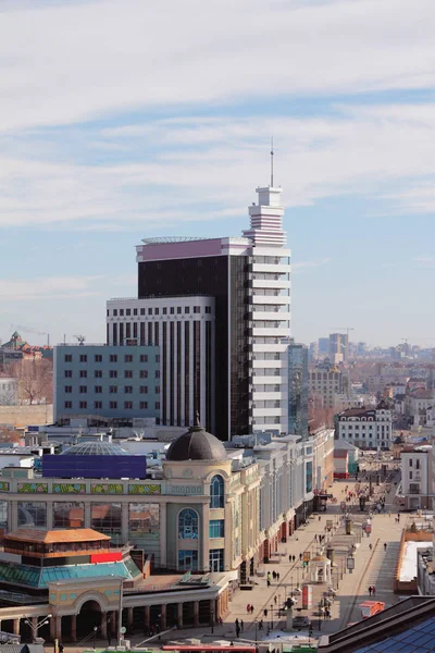 Peterburgskaya Street - rua parcialmente pedonal no centro de Kazan, Rússia — Fotografia de Stock