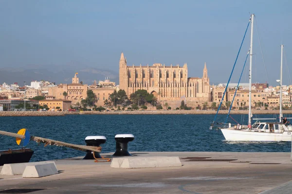 Mooring and city on sea coast. Palma-de-Majorca, Spain — Stock Photo, Image