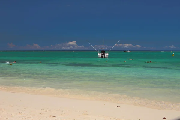 Playa de arena en la costa del océano. Trou aux Biches, Mauricio —  Fotos de Stock