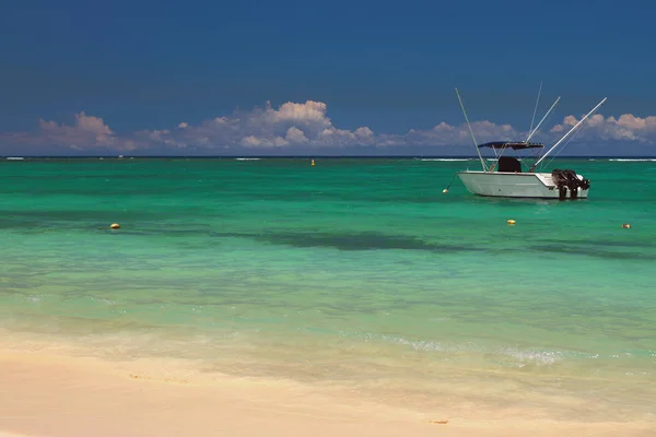 Sandy beach, powerboat, ocean. Trou aux Biches, Mauritius — Stock Photo, Image