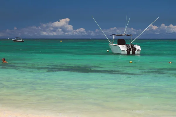Zona de baño, barco de motor, océano. Trou aux Biches, Mauricio —  Fotos de Stock