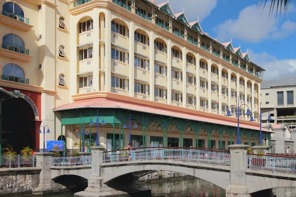 Hotel, kładka dla pieszych, kanał. Port Louis, Mauritius — Zdjęcie stockowe