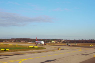 Şirket easyjet.com Taksilemek üzerinde uçak. Milano, İtalya