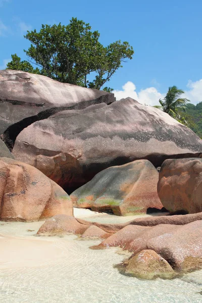 Educazioni di basalto sulla costa tropicale. Baie Lazare, Mahe, Seychelles — Foto Stock