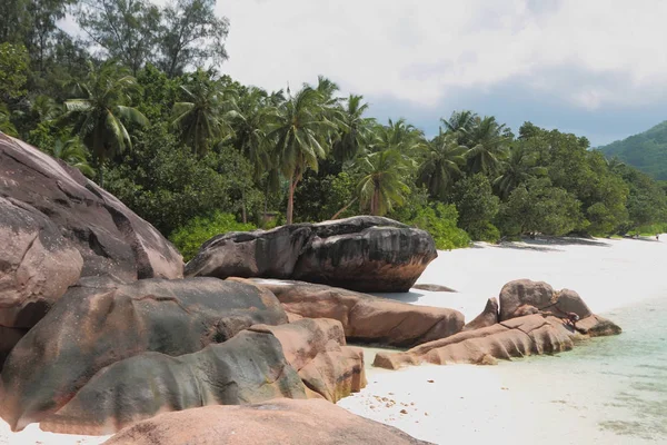 Rocas de basalto en la playa de arena. Baie Lazare, Mahe, Seychelles — Foto de Stock