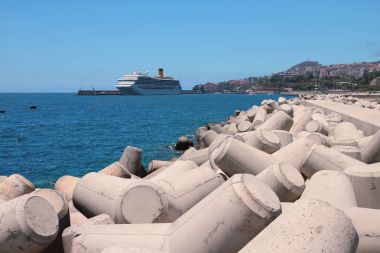 Liman alanı su ve cruise liner Park üzerinde. Funchal, Madeira, Portekiz