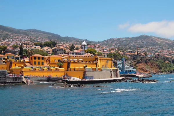 Strand van de stad en het oude fort. Funchal, Madeira, Portugal — Stockfoto