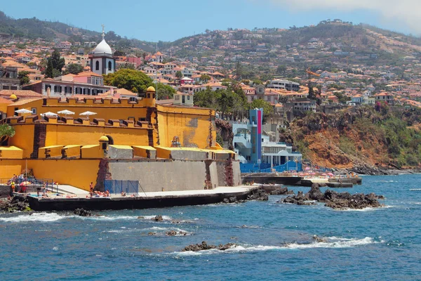 Pláž pod zdmi starobylé pevnosti. Funchal, Madeira, Portugalsko — Stock fotografie