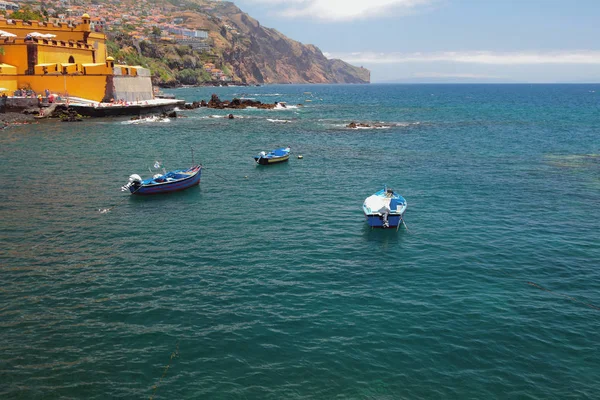 Rybolov, motorové čluny, ostrov a moře. Funchal, Madeira, Portugalsko — Stock fotografie