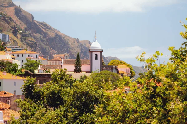 Staden och klocktorn. Funchal, Madeira, Portugal — Stockfoto