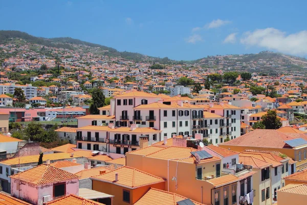 Stadt am Hang bei sonnigem Tag. Funchal, Madeira, Portugiesisch — Stockfoto