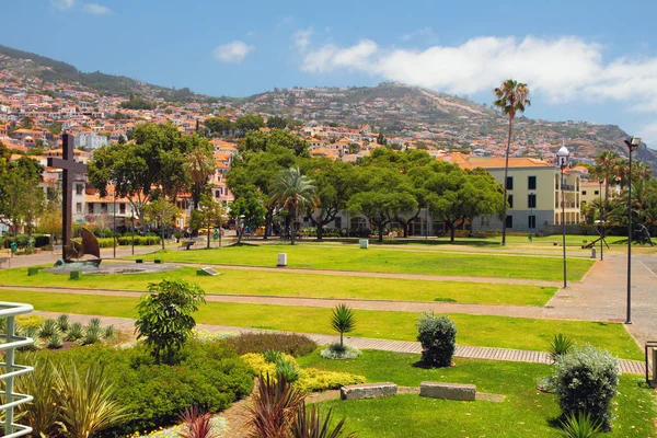 Plaza y ciudad en la ladera. Funchal, Madeira, Portugal —  Fotos de Stock