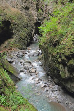 Trient Vadisi 'ndeki nehir. Vernayaz, Martigny, İsviçre