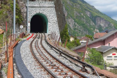 Dağ demiryolu tüneli. VERNAYAZ, Martigny, İsviçre
