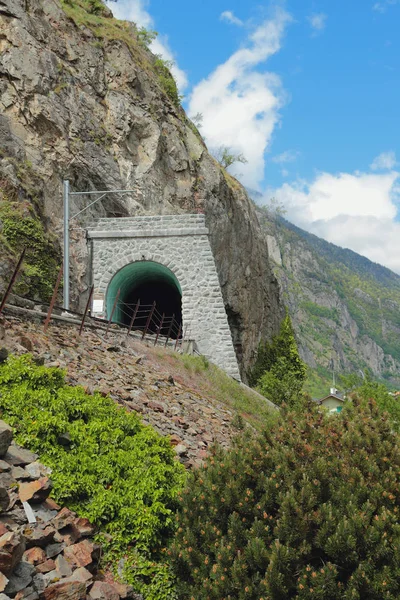Železniční trať a tunel. Vernayaz, Martigny, Švýcarsko — Stock fotografie
