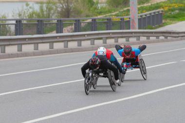 Maraton üzerinde Handbiker. Kazan, Rusya Federasyonu