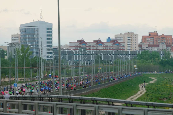 Марафон бежит по улицам города. Kazan, Russia — стоковое фото