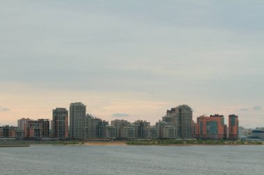 Şehir nehir kıyısında. Kazan, Rusya Federasyonu