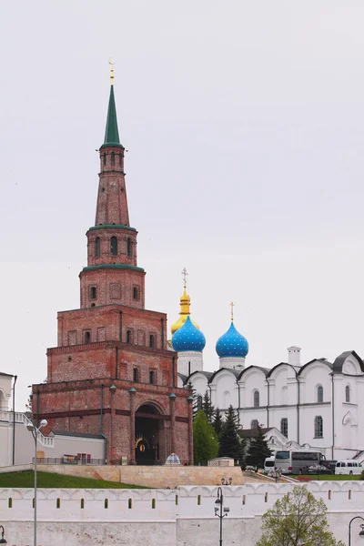 Suyumbike Tower och Annunciation Cathedral. Tatarstan, Ryssland — Stockfoto