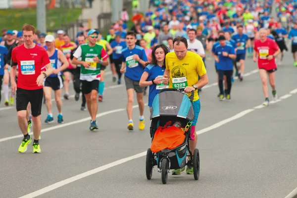 Pappa med barn - deltagarna i maraton. Kazan, Ryssland — Stockfoto