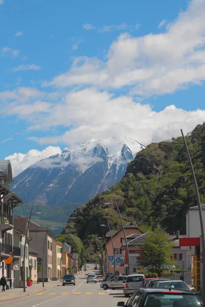 Şehir sokak ve Alpler. VERNAYAZ, Martigny, İsviçre — Stok fotoğraf