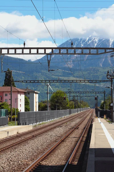Geëlektrificeerde spoorweg. Vernayaz, Martigny, Zwitserland — Stockfoto