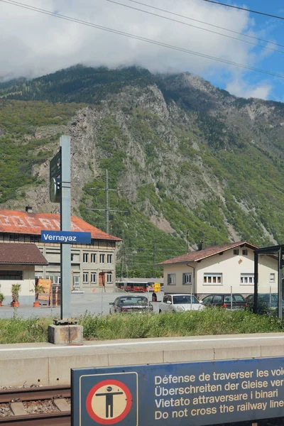 Na vlakovém nádraží. Vernayaz, Martigny, Švýcarsko — Stock fotografie