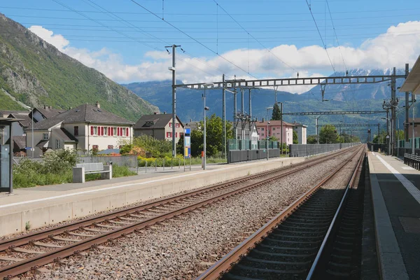 Geëlektrificeerde spoorlijnen. Vernayaz, Martigny, Zwitserland — Stockfoto