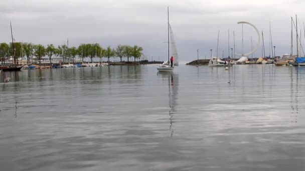 Vitorlás yacht, yacht tengeri víz területén. Lausanne, Svájc — Stock videók