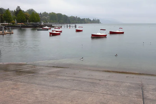 Sateinen päivä Genevejärvellä. Lausanne, Sveitsi — kuvapankkivalokuva