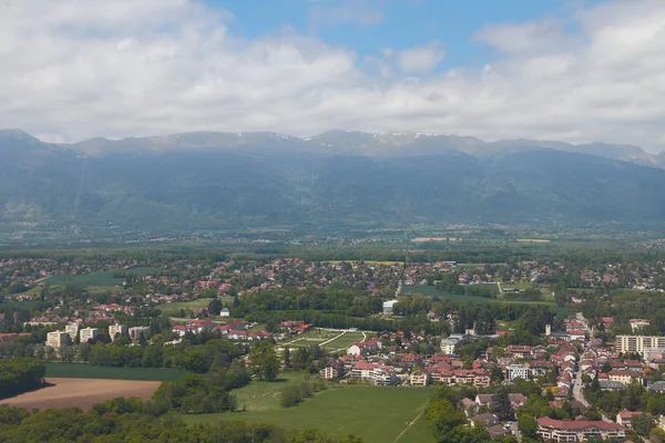 Cidade perto de Genebra e das montanhas Jurássicas. Ferney-Voltaire, França — Fotografia de Stock