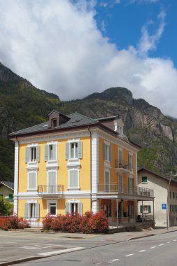 Sokak, ev, dağlar. VERNAYAZ, Martigny, İsviçre