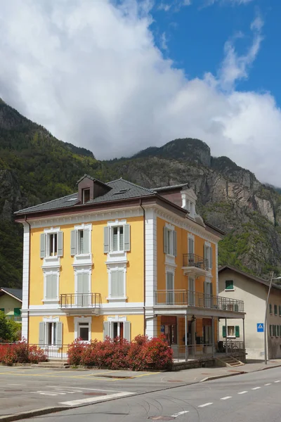 Ulice, dům, hory. Vernayaz, Martigny, Švýcarsko — Stock fotografie
