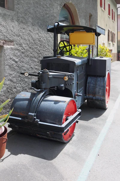 Uralte Asphalteisbahn. vernayaz, martigny, schweiz — Stockfoto