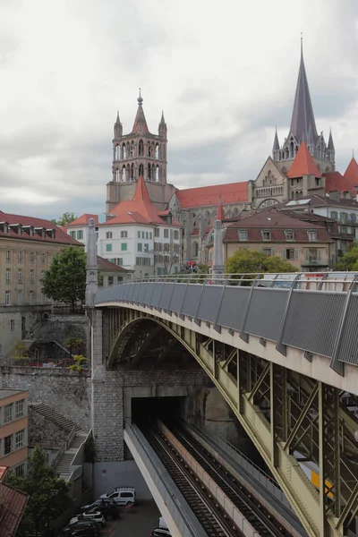 Dvoupatrová most a město. Lausanne, Švýcarsko — Stock fotografie