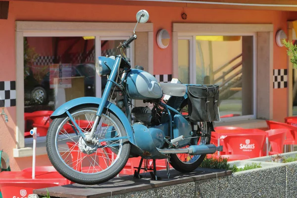 Vernayaz, Martigny, Switzerland. Old motorcycle in interior of Joe Bar Team cafe — Stock Photo, Image