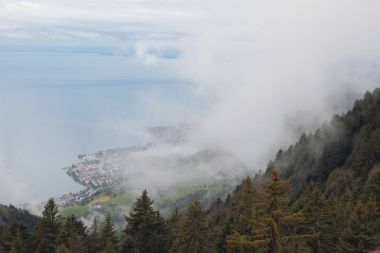 Cenevre Gölü, dağlar ve bulutlu. Montreux, İsviçre