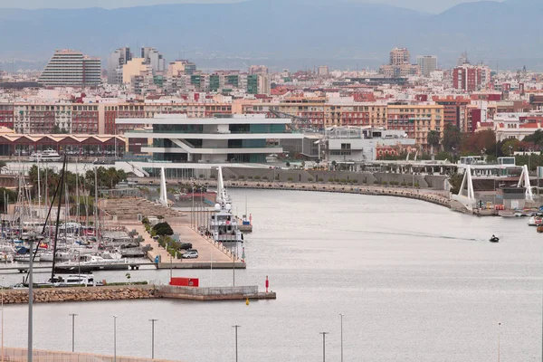 Área de agua puerto marítimo y ciudad en noviembre por la mañana. Valencia, España —  Fotos de Stock