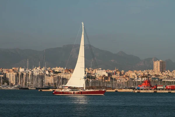 Żeglarstwo, jacht, port i miasto. Palma-de Majorka, Hiszpania — Zdjęcie stockowe