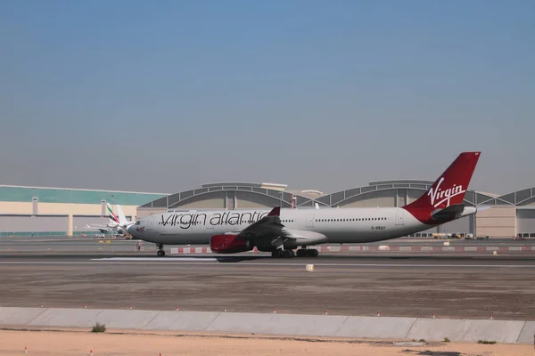 Dubai, uae - Flugzeug einer jungfräulichen atlantischen Gesellschaft (g-vray, airbus a330-300) am Flughafen. — Stockfoto