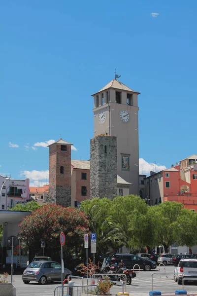 Средневековые башни и Брандейлская башня. Савона, Италия — стоковое фото