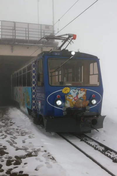 Rochers-de-Naye, Montreux, İsviçre - 07 Mayıs: tren istasyonunda sis — Stok fotoğraf