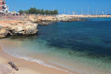 Sandy beach ve bay City. Porto Torres, İtalya