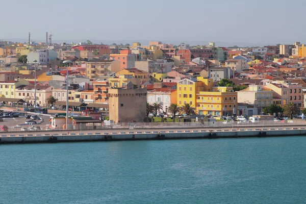 Dolgu, eski kule ve şehir. Porto Torres, İtalya — Stok fotoğraf