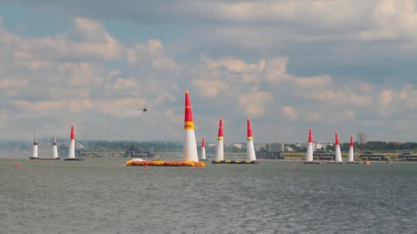 Kazan, Rusko - 22. července 2017: Předávání trasy mistrovství Red Bull Air Race letadla závody — Stock video